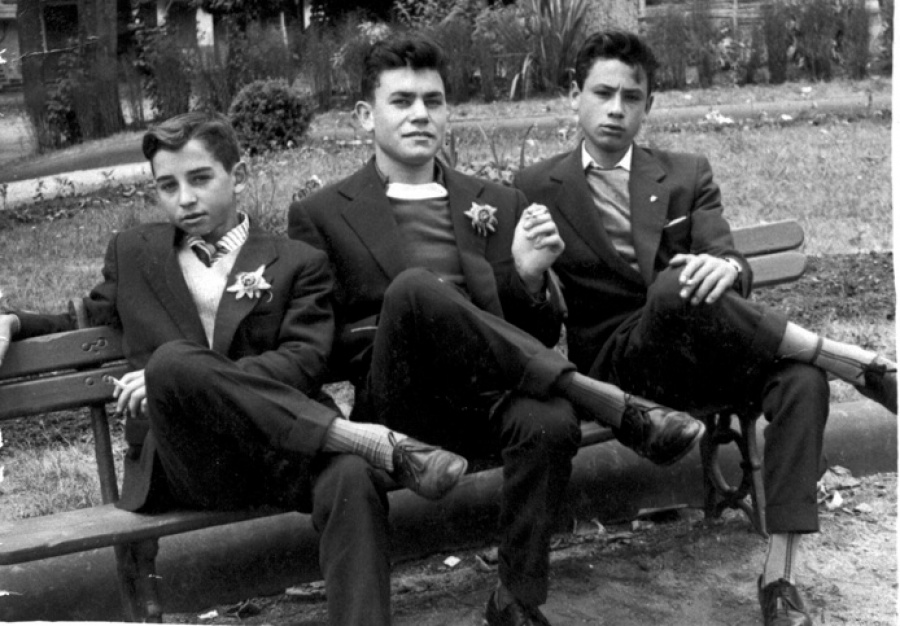 1959 - En un banco de los jardines